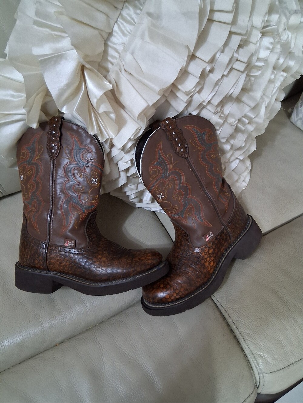 Justin Gipsy Boots Brown Tooled Leather  Heeled Western Boots. Size 6.5B